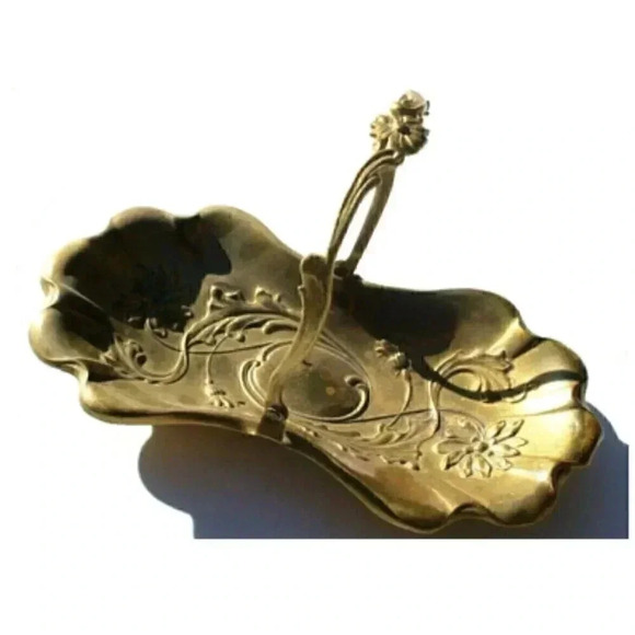 Vintage Victorian Flowers Vanity Brass Footed Trinket Bowl Tray Basket W/ Handle - Picture 1 of 3